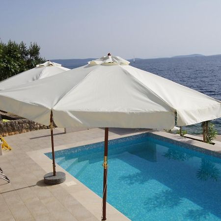 Apartments Niana With Heated Seawater Swimingpool Donji Okrug  Exterior photo