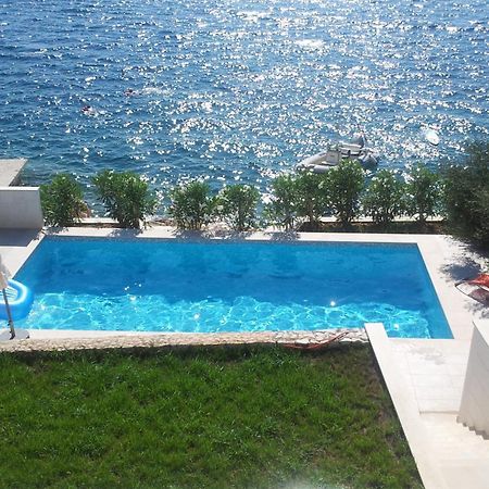 Apartments Niana With Heated Seawater Swimingpool Donji Okrug  Exterior photo
