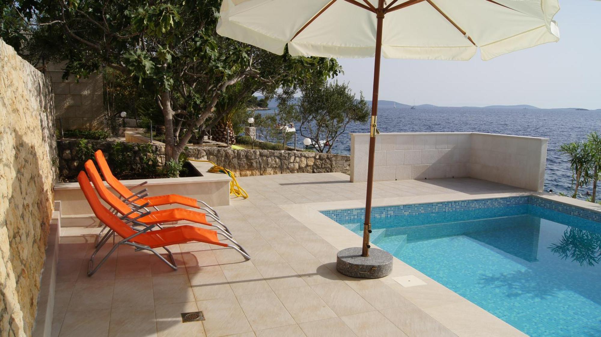 Apartments Niana With Heated Seawater Swimingpool Donji Okrug  Exterior photo