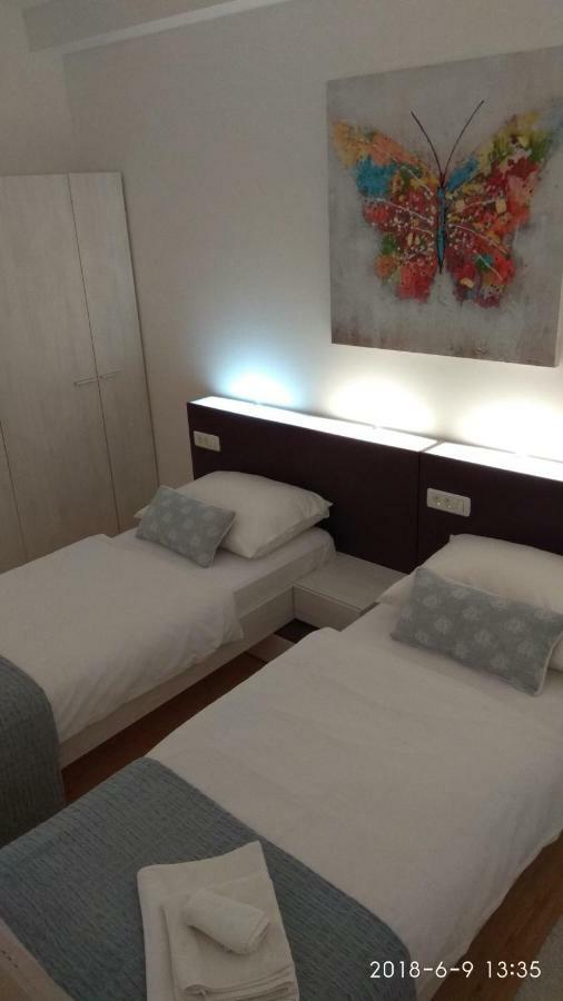 Apartments Niana With Heated Seawater Swimingpool Donji Okrug  Exterior photo