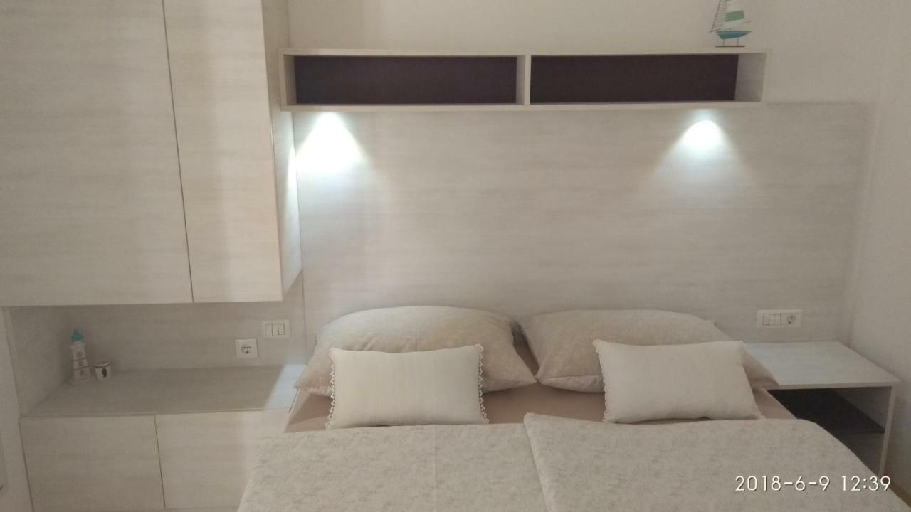 Apartments Niana With Heated Seawater Swimingpool Donji Okrug  Exterior photo