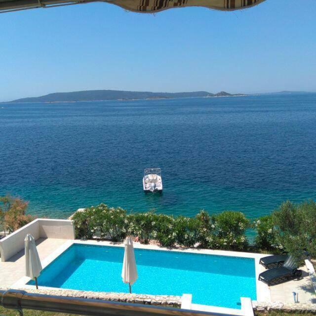 Apartments Niana With Heated Seawater Swimingpool Donji Okrug  Exterior photo